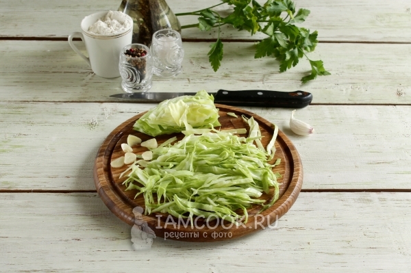 Порезать капусту и чеснок