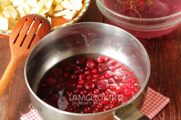 Соединить яблочный сироп с ягодами