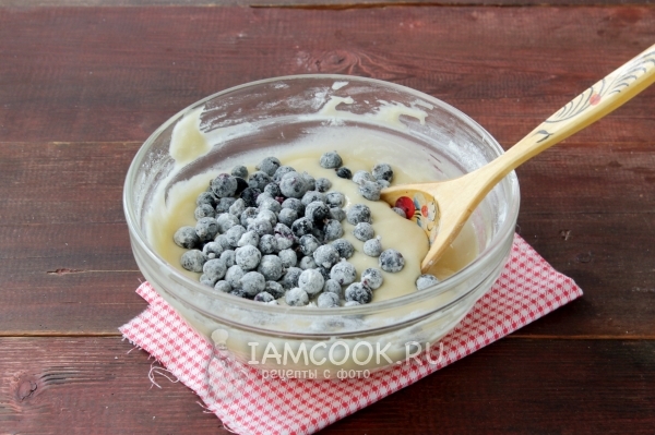 Положить ягоды в муке