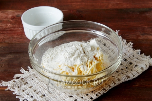 Всыпать муку