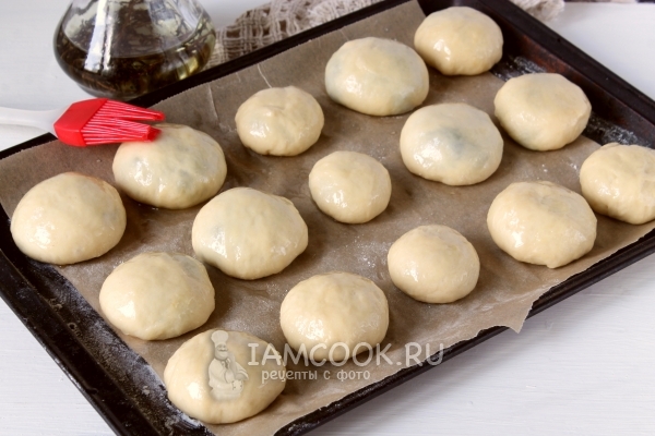 Смазать пирожки маслом