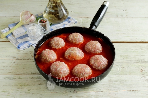 Положить тефтели в соус