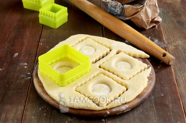 Вырезать из теста фигурки