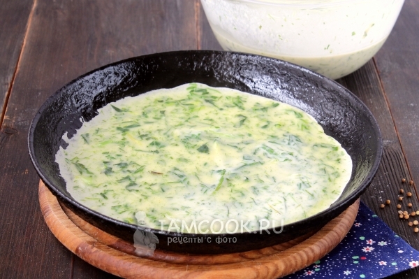 Вылить тесто на сковороду