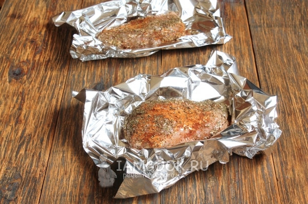 Положить мясо на фольгу