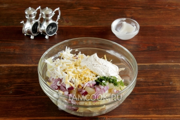 Добавить яйца, майонез и соль с перцем