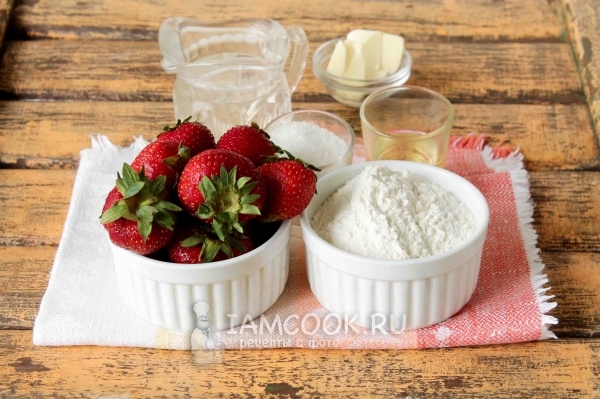 Ингредиенты для вареников с клубникой