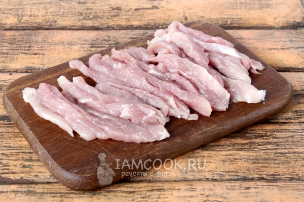 Порезать мясо на полосочки