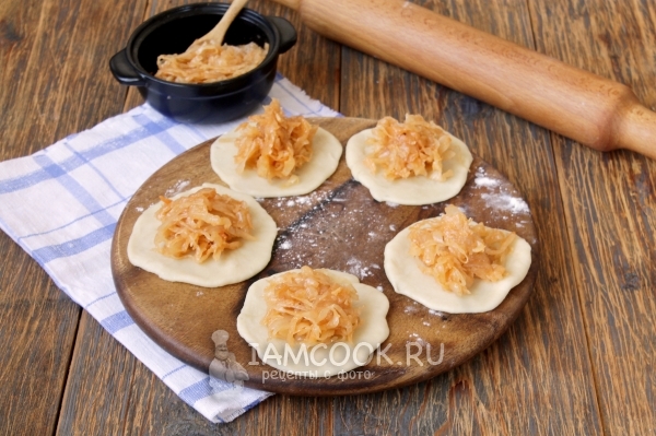 Положить на тесто начинку