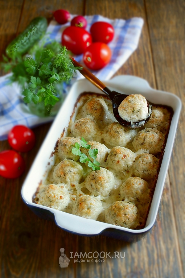 Фото куриных тефтелей в сметанном соусе в духовке