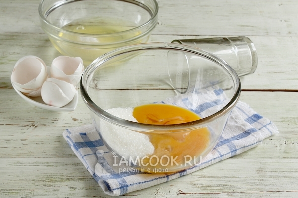 Соединить сахар с желтками