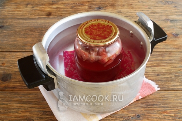 Простерилизовать банку с компотом