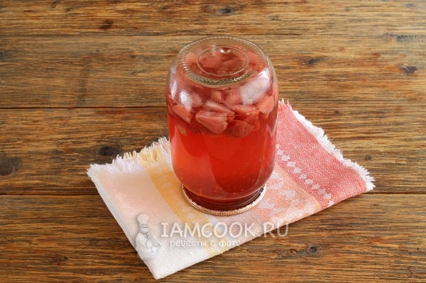 Фото клубничного компота с лимонной кислотой на зиму