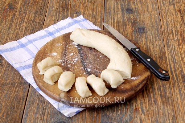 Порезать тесто на кусочки