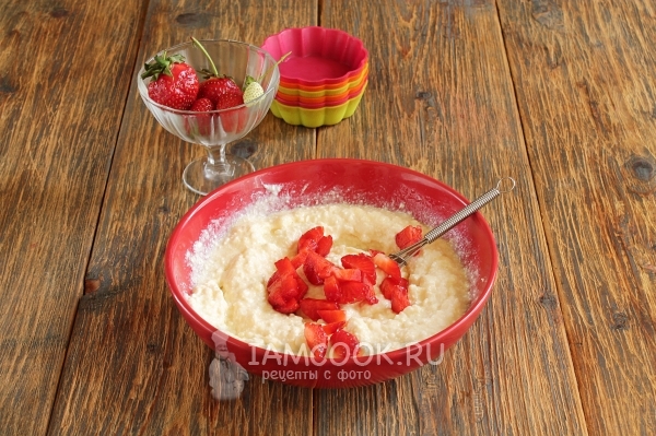 Положить клубнику