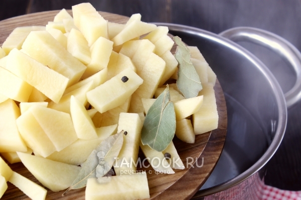 Положить в воду картофель, перец и лавровый лист