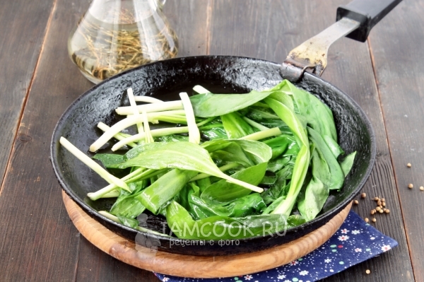 Обжарить листья черемши