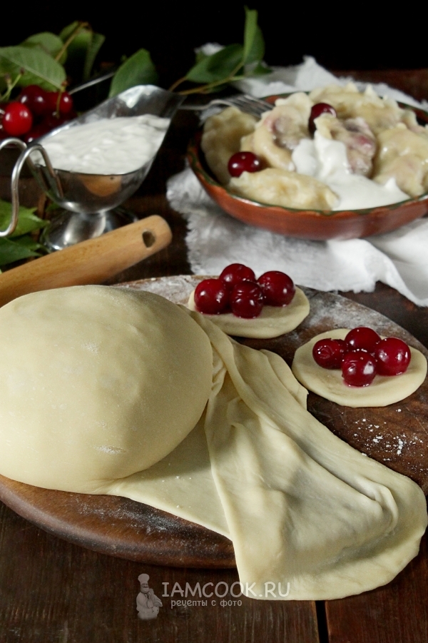 Фото заварного теста для вареников с вишней