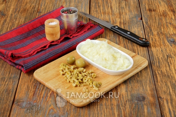 Измельчить лук и оливки