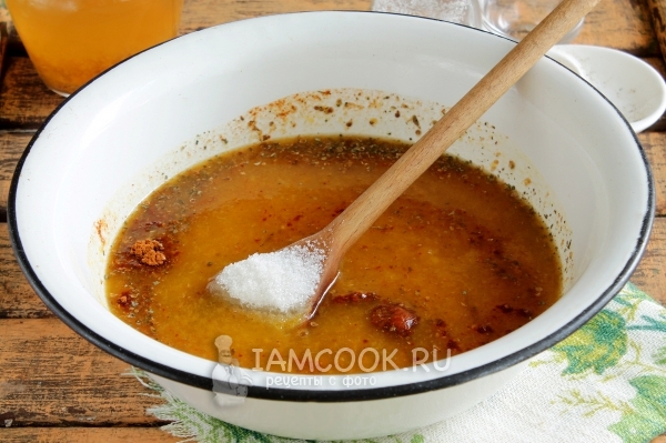 Всыпать соль, сахар и специи