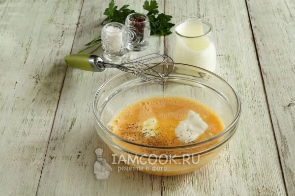 Добавить сметану, соль и перец