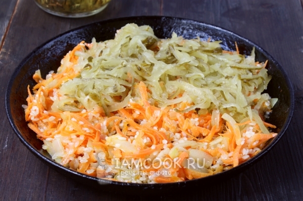 Положить соленые огурцы