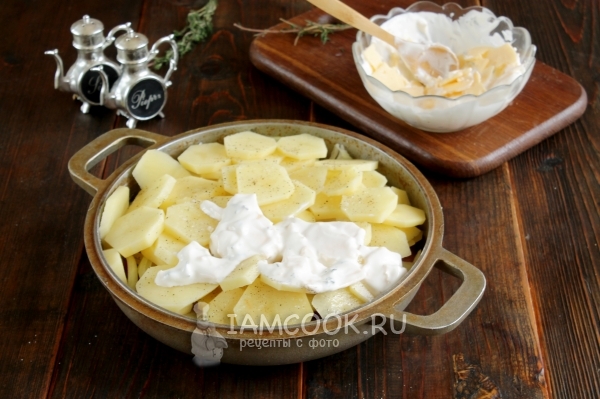 Смешать сметану с сыром и тимьяном