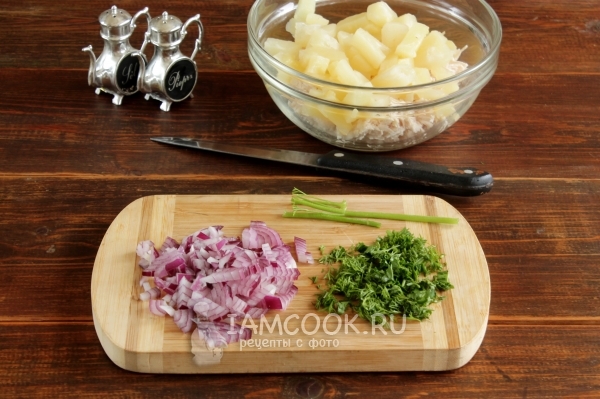 Порезать лук и укроп