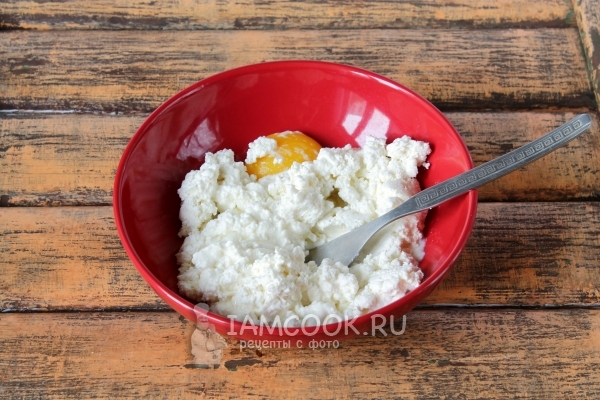 Соединить творог с яйцом