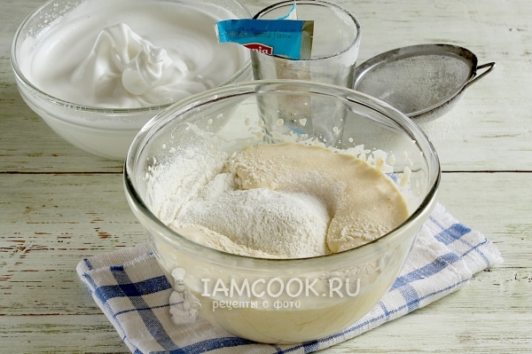 Всыпать муку