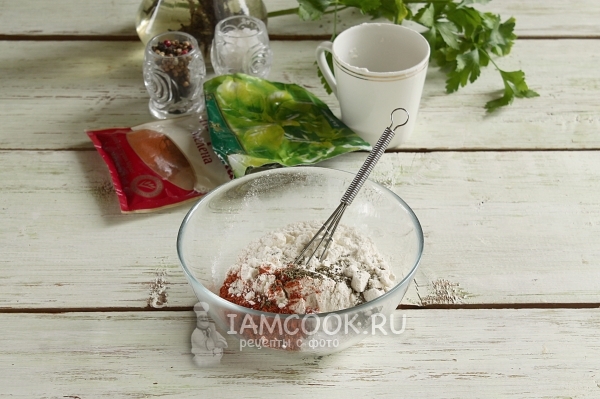 Соединить муку и специи