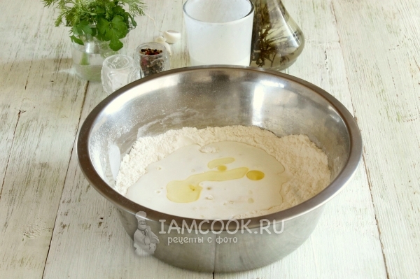 Влить кефир и масло