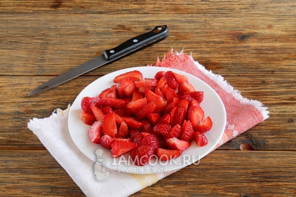 Порезать клубнику