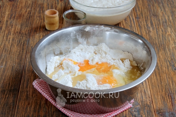 Добавить яйца и масло