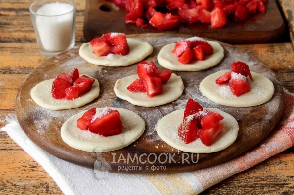 Выкладываем начинку на тесто