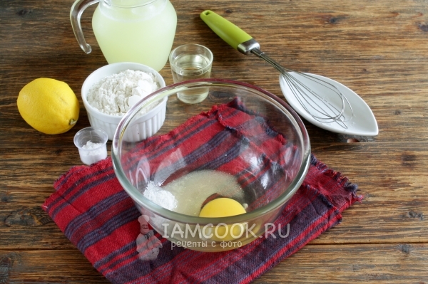 Соединить яйца с сахаром