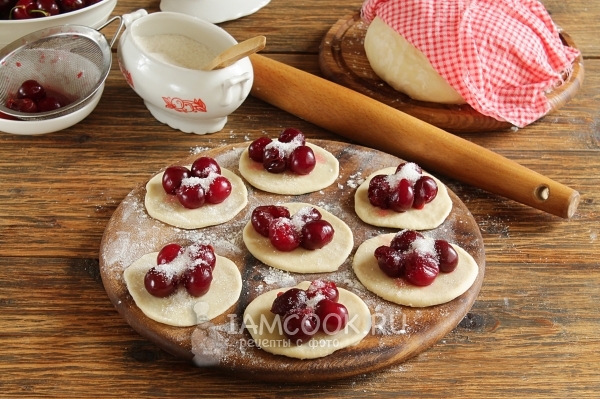 Положить на тесто вишню с сахаром