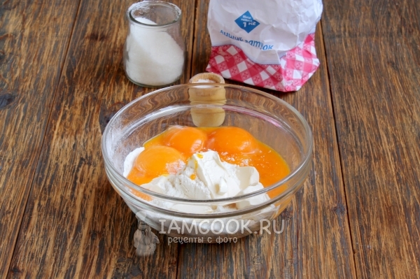 Соединить муку с маргарином и яйцами