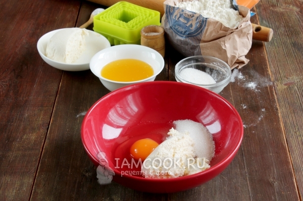 Соединить яйцо, творог и сахар