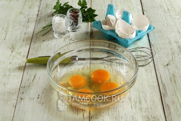 Вбить в миску яйца