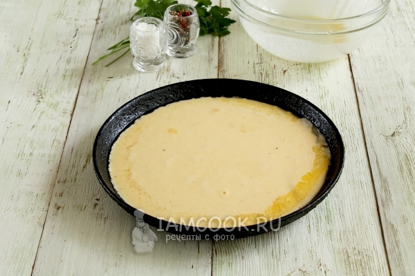 Влить яичную смесь