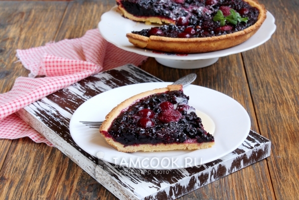 Фото пирога из песочного теста с замороженными ягодами