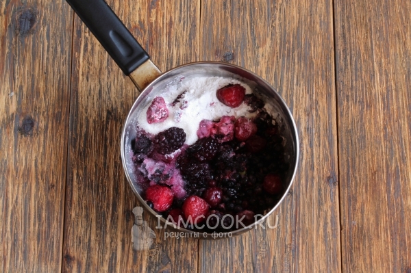 Соединить сахар с крахмалом и ягодами