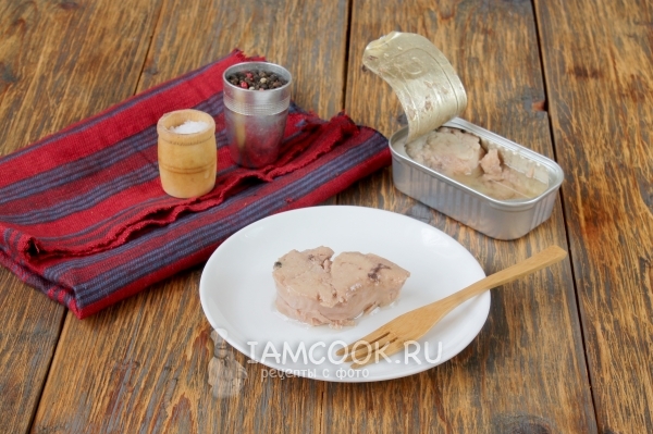 Положить в тарелку печень трески