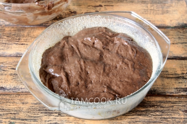 Выложить тесто на яблоки