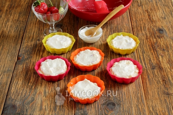 Разложить творожную массу по формочкам