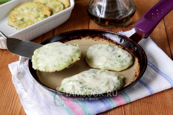 Положить на сковороду тесто