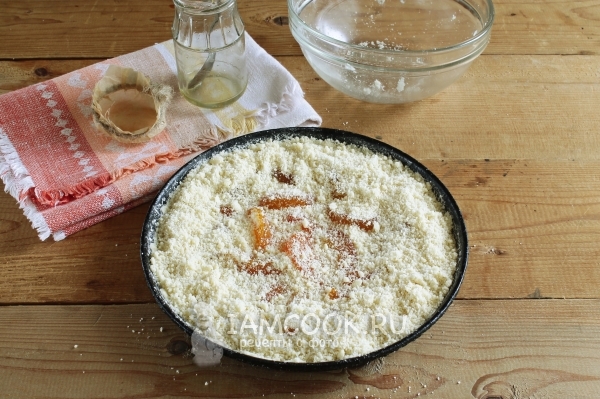 Посыпать варенье мучной крошкой