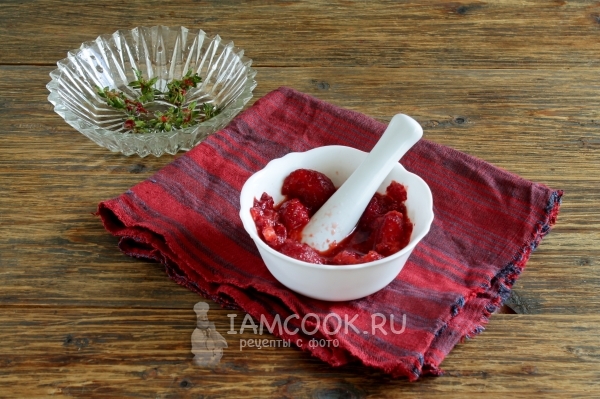 Размять клубнику