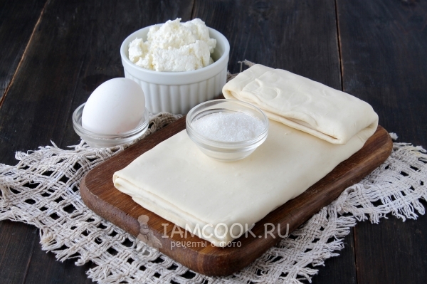 Ингредиенты для ватрушек из слоеного теста с творогом